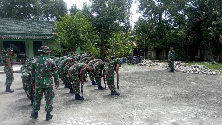 Latihan Kolone Senapan Satgas TMMD Bojonegoro Dipimpin Peltu Supriyanto